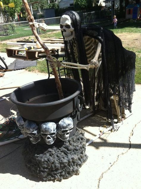 skeleton stirring something in a cauldron can be placed at your front porch or in the backyard Cauldron Creep, Scary Halloween Decorations Diy, Halloween Diy Outdoor, Halloween Outside, Halloween Props Diy, Creepy Halloween Decorations, Diy Halloween Decor, Adornos Halloween, Halloween Crafts Decorations