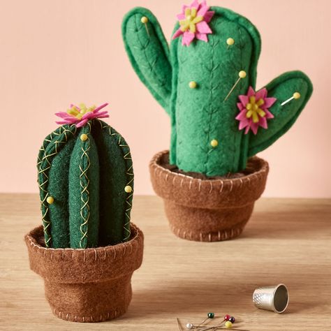 Free Sewing Projects, Sewing Projects Ideas, Felt Cactus, Felt Pincushions, Glue Stick Crafts, Cactus Craft, Felt Squares, Pin Cushions Patterns, Cactus Diy