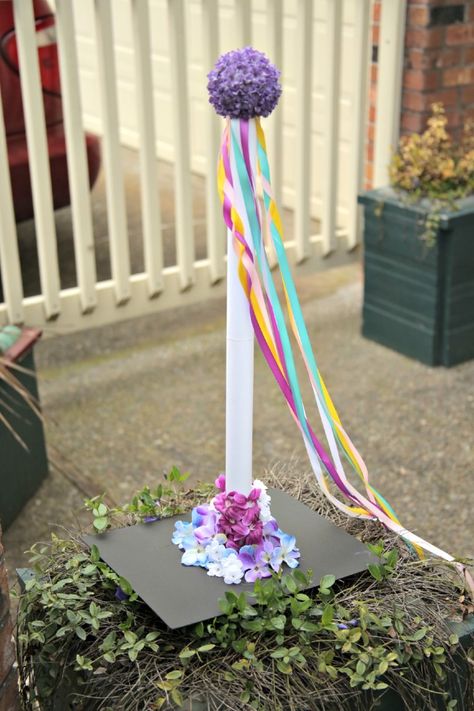 Make a Miniature Maypole Craft - May Day Maypole Diy, May Pole, May Day Baskets, Wiccan Sabbats, Walpurgis Night, Pagan Festivals, Wiccan Crafts, Pagan Crafts, May Days