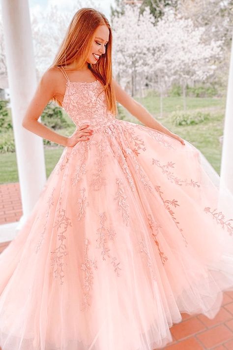 Light Pink Graduation Dress, Pink Graduation Dress, Look Coutry, Poofy Prom Dresses, Peach Prom Dresses, Pink Graduation, Color Durazno, Dream Prom Dress, Halter Prom Dresses