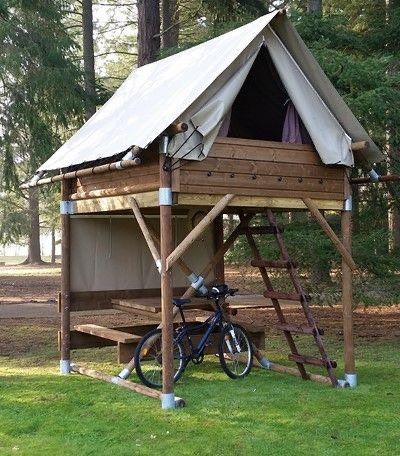 Moderne Have, Casa Hobbit, Tree House Diy, Tree House Designs, Casa Country, Farm Tables, Tables Diy, Outdoor Diy, Tiny House Cabin