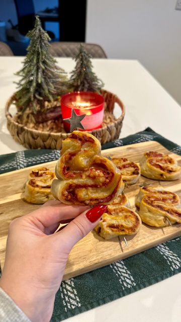 Laura Mountford on Instagram: "Pizza christmas trees🌲✨ A savoury twist on the viral puff pastry Christmas trees. These are so cute for hosting, a snack or a christmassy picky tea (LOVE those at this time of year!)😍 They really are as easy to make as it looks: •Spread tomato purée onto a sheet of puff pastry •Add grated cheese and toppings of your choice •Place a second sheet of puff pastry on top •Slice into strips •Fold into a christmas tree shape and add a skewer •Brush with egg whites •Bake for 15 minutes at 180c or until golden Enjoy!✨ #christmasfood #hostinghacks #christmasfoodideas #hostingideas" Egg White Bake, Puff Pastry Christmas, Pastry Christmas, Hosting Hacks, Pizza Christmas, Tea Love, Christmas Tree Shape, Grated Cheese, Tree Shapes