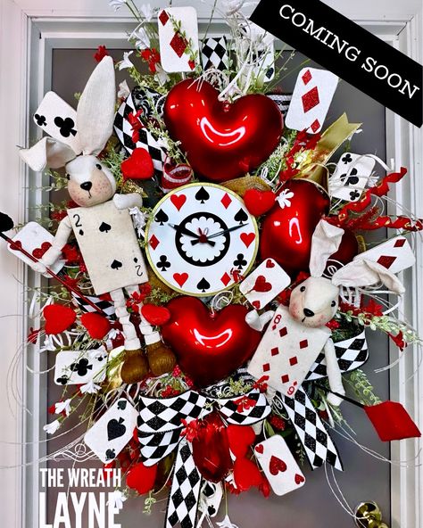 Alice In Wonderland Garland, Alice In Wonderland Christmas Decor, Alice In Wonderland Ornaments, Alice In Wonderland Christmas Tree, Alice In Wonderland Christmas, Halloween Alice In Wonderland, Alice In Wonderland Garden, Alice In Wonderland Crafts, Alice In Wonderland Room