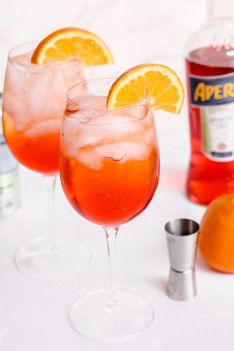 Classic Aperol Spritz Recipe (3-2-1) Best Aperol Spritz Recipe, Aperol Cocktail Recipes, Spritz Bachelorette, Fruity Summer Cocktails, Business Drinks, Italian Spritz, Aperol Spritz Recipe, Holiday Beverages, Spritz Recipe