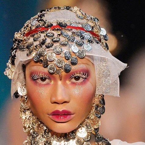 Chanel Iman at John Galliano Fall 2009 Galliano Dior, Extreme Makeup, Makeup Tumblr, Couture Makeup, Extreme Fashion, Chanel Iman, Red Photography, High Fashion Makeup, Runway Model