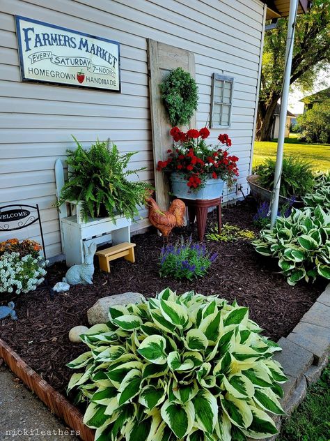 Small Garden Bed Ideas Front Yards, Bathtub Flower Bed, Garage Landscaping, Garden Townhouse, Backyard Decoration Ideas, Colorful Backyard, Homemade Garden Decorations, Shed Landscaping, Diy Garden Fountains