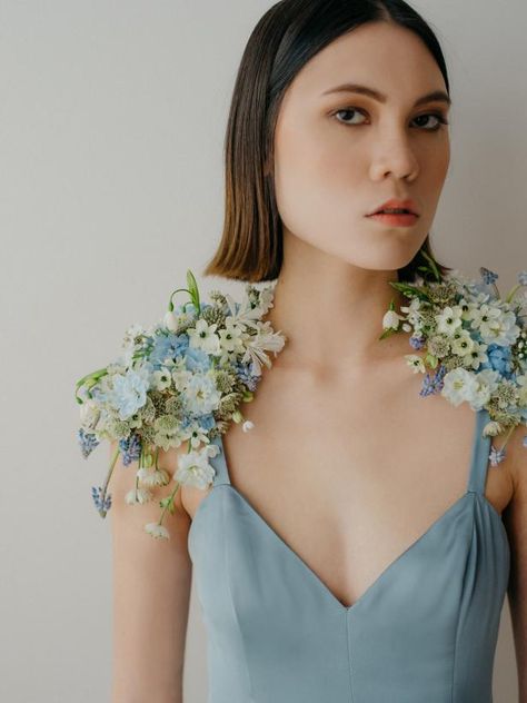 These floral epaulets were made with delphinium, allium and ornithogalum florets, as well as muscari and snowdrops. The base is made of out of faux leather and the flowers are attached with floral adhesive. Flower Design Ideas, Floral Attire, Wearable Flowers, Fresh Flower Jewelry, Fairytale Bridal, Natural Hair Wigs, Light Blue Wedding, Floral Bustier, Floral Designer