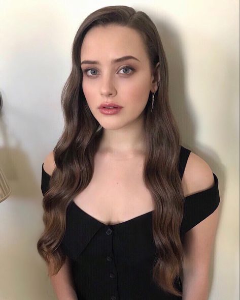 Brunette Hair Pale Skin, Soft Summer Makeup, Dakota Blue Richards, Hair Pale Skin, Katherine Langford, Comedy Film, Black Comedy, Spring Hair Color, Tv Awards