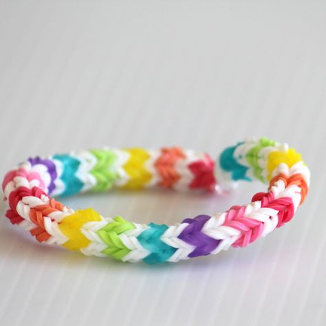 Rainbow Quadfish Loom Bracelet • The Crafty Mummy Loom Bands Designs, Elastic Jewelry, Loom Tutorials, Loom Bands Tutorial, Loom Band Patterns, Rainbow Loom Bracelets Easy, Loom Love, Rainbow Loom Tutorials, Loom Band Bracelets