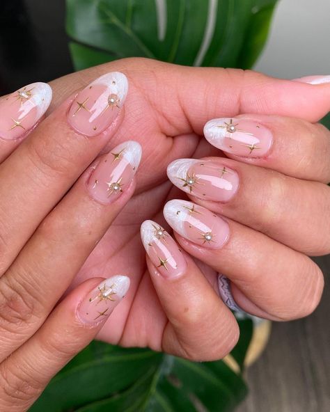 40 Easy Summer Nail Art to Inspire You Cute Bridal Nails, Gold Detailed Nails, Celestial French Tip Nails, Elevated French Tip, Minimal Nail Design Natural, Gold Nails 2023, Gold Goddess Nails, Structure Nails, Gold Fleck Nails