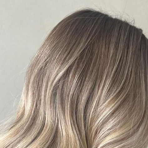 Maddie | Hairstylist on Instagram: "LOW MAINTENANCE BLONDE Highs + lows to ensure a seamless grow out and focusing the brightness around the face and towards the ends :) #blondebalayage #haireducation #beigeblonde #kelownahair" Low Maintenance Bronde Hair Color, Seamless Blonde, Low Maintenance Blonde, Blonde High, Bronde Hair, Beige Blonde, Bright Blonde, December 8, Dark Blonde