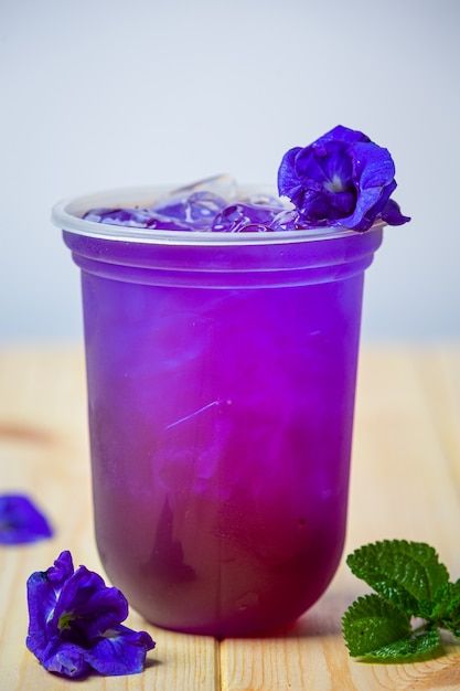 Butterfly Pea Drink, Ice Tea Photography, Purple Juice, Iced Black Coffee, Photo Butterfly, Summer Mocktails, Mojito Drink, Coconut Juice, Ice Drink