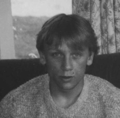 Daniel Craig so young?? He was still a cutie :) Young Daniel Craig, Daniel Craig Young, Daniel Craig Style, Daniel Graig, Celebrity Yearbook Photos, Daniel Craig James Bond, Famous Kids, Celebrities Then And Now, Young Celebrities