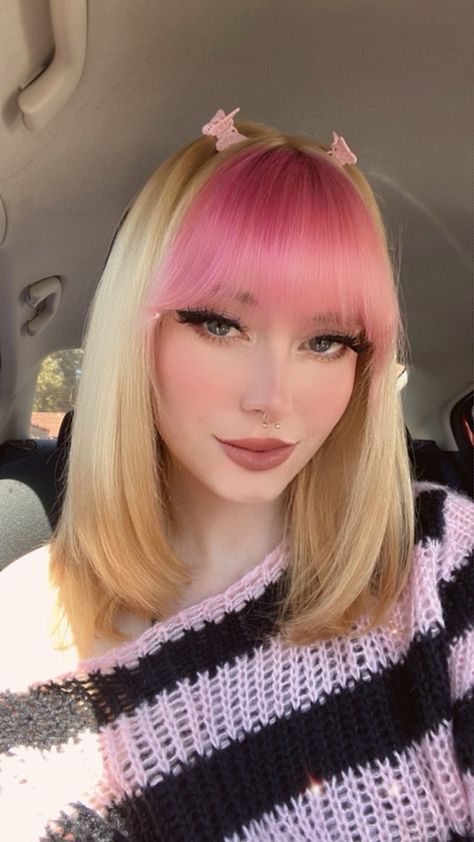 Blonde Hair With Pink Curtain Bangs, Blond And Pink Hair Short, Blonde Hair With Colored Bangs, Pink Hair Blonde Bangs, Purple Bangs Blonde Hair, Short Strawberry Blonde Hair With Bangs, Blonde Hair With Pink Bangs, Short Pink Hair With Bangs, Short Hair Alt