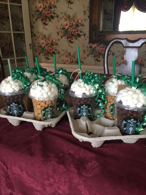 Starbucks Wreath, Starbucks Treats, Starbucks Cup Gift Ideas, Starbucks Birthday Gift Ideas, Starbucks Centerpiece, Starbucks Basket Ideas, Diy Starbucks Decorations, Starbucks Themed Games, Starbucks Decor