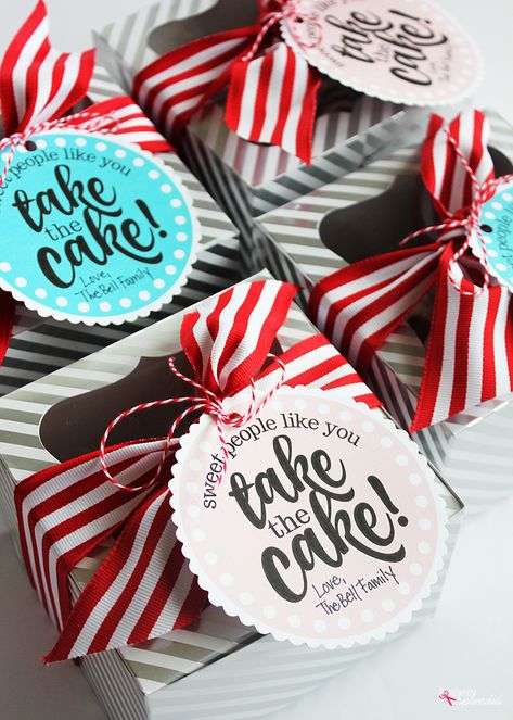 Fun gift idea for teacher appreciation: package up mini Bundt cakes with fun printable tags. Free printables included! Appreciation Gifts Diy, Staff Appreciation Gifts, Teacher Appreciation Gifts Diy, Teacher Gift Ideas, Mini Bundt, Marketing Gift, Volunteer Gifts, Mini Bundt Cakes, Free Printable Tags