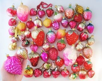 Vintage Christmas Tree Ornaments, Berry Fruit, Traditional Christmas Tree, Christmas Inspo, Vintage Christmas Tree, Xmas Holidays, Christmas Mood, Vintage Christmas Ornaments, Vintage Ornaments