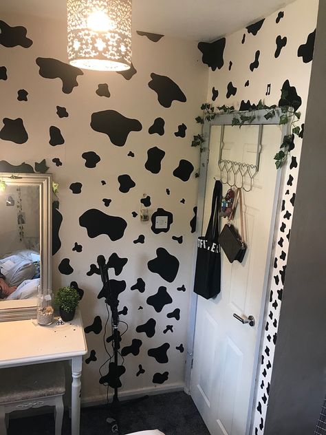 Cow Print Accent Wall Bedroom, Cow Print Wall Bedroom, Cowprint Walls, Cow Print Bedroom Ideas, Cow Room, Cowgirl Bedroom, Cow Stuff, Girl Apartment Decor, Cow House