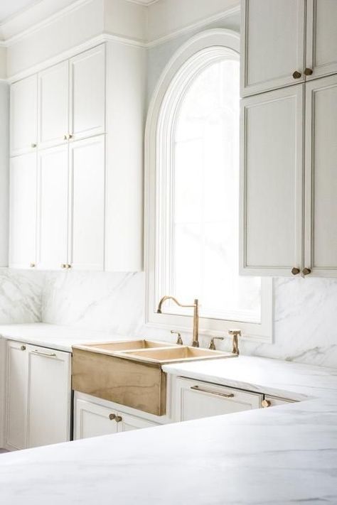 dreamy all-white & gold sink White Apron Sink, White Shaker Cabinets, Interior Minimalista, All White Kitchen, Classic Kitchen, Shaker Cabinets, Marble Counter, Gold Kitchen, Home Luxury