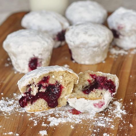 Raspberry Filled Powdered Donut Muffins - a muffin version of jam filled, powdered cake donuts. These are awesome as lunchbox surprises or as the highlight of your weekend brunch. Homemade Doughnut Recipe, Nutella Muffin, Big Donuts, Donut Flavors, Homemade Doughnuts, Fried Donuts, Donut Muffins, Rock Recipes, Filled Donuts