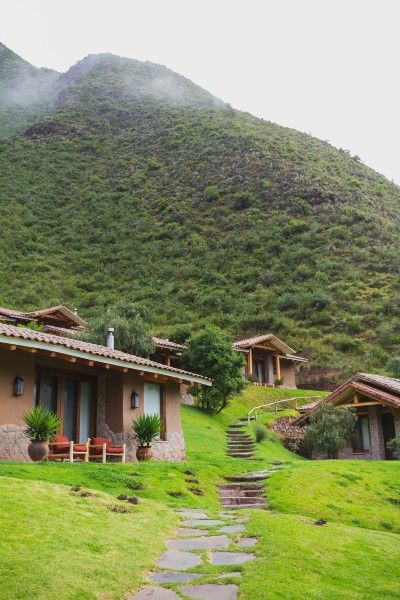 Lodge Mansion, Lodge Ideas, Sacred Earth, Eco Lodges, Jungle House, Eco Hotel, Eco Lodge, Sacred Valley, Peru Travel