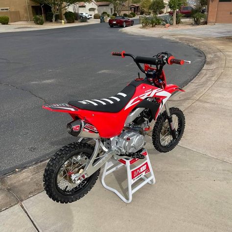 Crf 110 Pit Bike, Pretty Bikes, Dirt Scooter, 110 Pit Bike, Old Bronco, Pit Bikes, Product Design Ideas, Cool Dirt Bikes, Honda Bikes