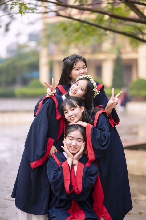 Korean Graduation Photoshoot, Graduation Group Photos, Graduation Group Pictures, Graduation Pictures Group, Graduation Poses With Friends, Graduation Group Photo Ideas, Group Graduation Pictures, Pre Convo, College Grad Pictures