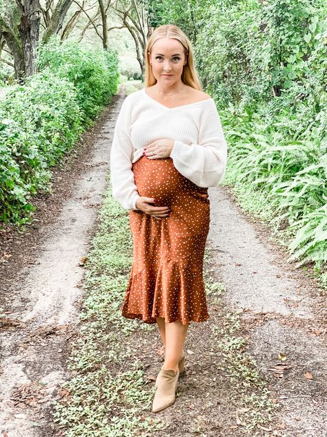 Skirt Sweater Outfit Maternity, Fall Dresses Maternity, Maternity Skirt Outfits Winter, Maternity Skirt With Sweater, Maternity Skirt And Sweater Outfit, Sweater Over Dress Maternity, Maternity Skirt Outfits Fall, Maternity Dress With Sweater, Maternity Skirt And Sweater