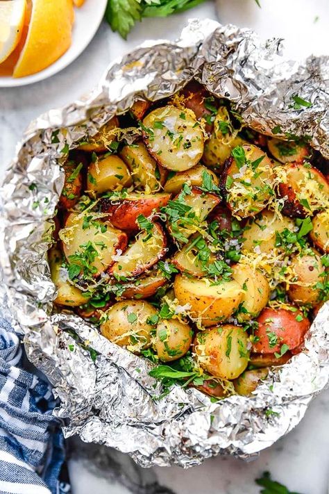 Lemon-Parsley Potato Foil Packets can be grilled or baked in the oven! A delicious side dish, and the best part – easy cleanup! Skinnytaste Side Dishes, Lemon Parsley Potatoes, Meals With Parsley, Flounder Side Dishes, Recipes Using Parsley, Recipes With Parsley, Healthy Autumn Recipes, Potato Foil Packets, Potato Packets