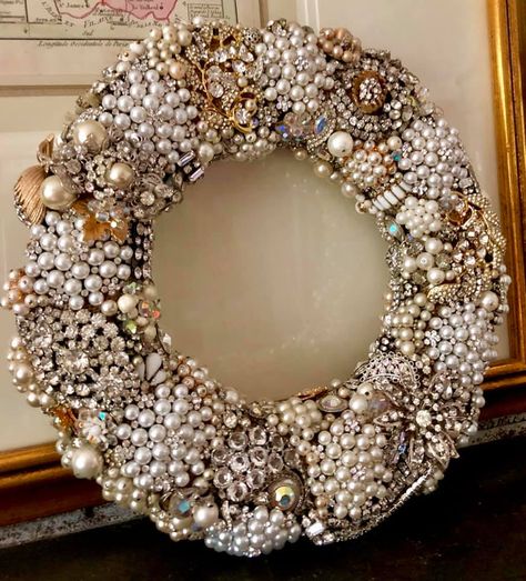 Wreaths Made From Old Jewelry, Jewelry Wreath, Jewelry Tree Craft, Jeweled Picture Frame, Old Jewelry Crafts, Jewel Ornaments, Costume Jewelry Crafts, Jewelry Repurposed, Crafts Vintage