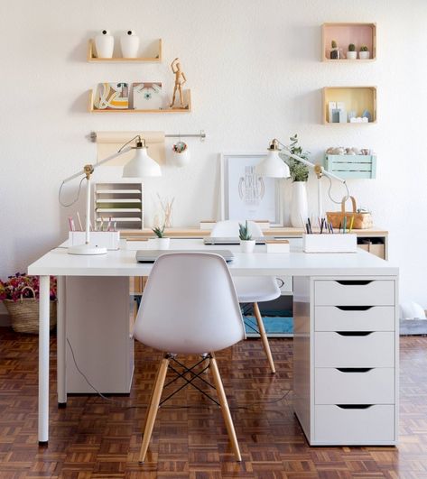 Neat and clean minimalist workspace design ideas for your home 29 Ikea Linnmon, Ikea Desk Hack, Bureau Decor, White Office Chair, Hiasan Bilik Tidur, White Desk Office, White Desk, Bedroom Desk, Study Room Decor