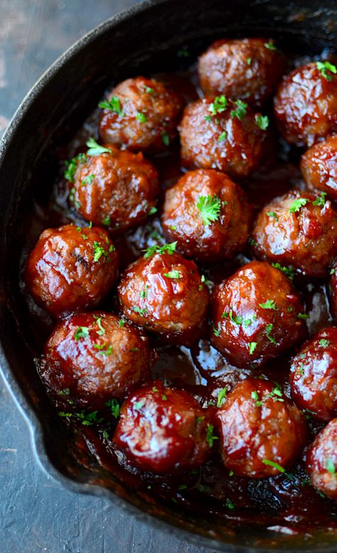 Cranberry Sauce Meatballs, Chipotle Meatballs, Cranberry Meatballs, Jellied Cranberry Sauce, Chicken Meatball Recipes, Honey Chipotle, Crock Pot Meatballs, Slow Cooker Meatballs, Homemade Meatballs