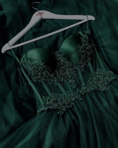 Green Yule Ball Dress, Slytherin Dress Green Gown, Yule Ball Dress Aesthetic, Ball Dress Aesthetic, Ball Gown Aesthetic, Slytherin Dresses, Dark Green Ball Gown, Green Ball Dress, Slytherin Dress