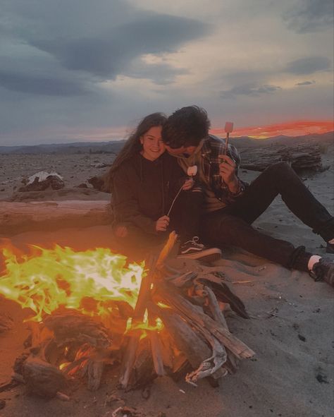 Bonfire Date Aesthetic, Bonfire Aesthetic Couple, Summer Couple Activities, Bonfire Couple Pictures, Perfect Date Aesthetic, Adventures With Boyfriend, Date Places Aesthetic, Couples Photo Ideas Instagram, Date Ideas Cute