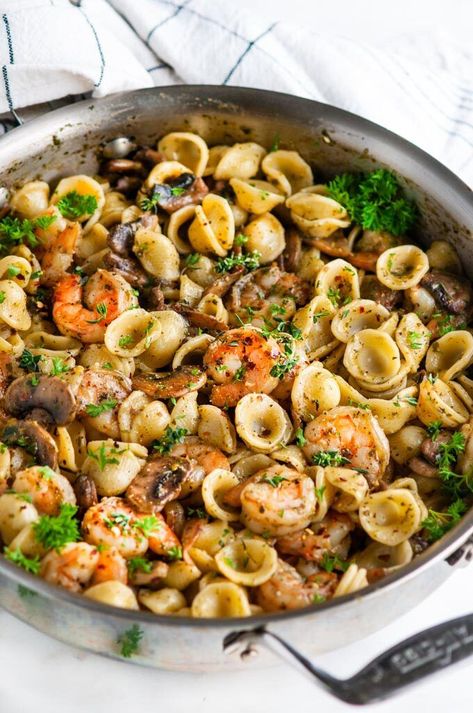 Quick and Easy Pesto Shrimp Pasta - Super simple, fast, and delicious week night pasta dish with tasty shrimp in a garlicky basil pesto sauce. From aberdeenskitchen.com #pasta #pesto #basil #shrimp #spring #weeknight #dinner #quick #simple #recipe #dairyfree Pesto Shrimp Pasta, Pesto Basil, Shrimp Pesto Pasta, Sauce Pesto, Pesto Shrimp, Basil Pesto Sauce, Pasta Pesto, Decorações Com Comidas, Pescatarian Recipes