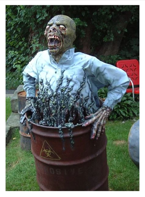 Creepy Halloween Decorations Diy, Surfer Party, Scary Halloween Decorations Outdoor, Dekorasi Halloween, Diy Haunted House Props, Halloween Diy Outdoor, Halloween Props Diy, Creepy Halloween Decorations, Adornos Halloween