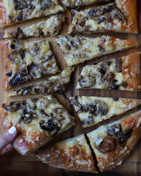 MUSHROOM AND FONTINA FLATBREAD Mushroom Flatbread, Easy Pizza Dough, Silicone Baking Sheet, Mushroom Pizza, Homemade Pizza Dough, Flatbread Pizza, Easy Pizza, Pizza Recipes Dough, Dinner Appetizers