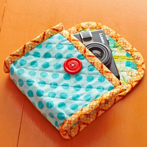 DIY Quilted Camera Case Diy Camera, Costura Diy, Sewing Purses, Diy Quilt, It Goes On, Camera Case, Fabric Bags, A Button, Sewing Patterns Free