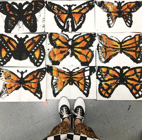 Cassie Stephens: Let's Make a Symmetrical Butterfly! Symmetrical Butterfly, Insect Art Projects, Monarch Butterflies Art, Up Watercolor, Cassie Stephens, Butterfly Project, 2nd Grade Art, Art Lessons Middle School, Outfit Photos