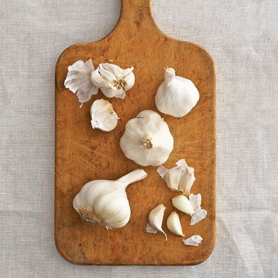 Chop garlic cloves and rub them on the bottom of your child's feet and put socks on. It reduces their fever naturally! Garlic Benefits, Natural Kitchen, Health Guide, Garlic Paste, Healing Herbs, Witchy Woman, Healthier You, Natural Healing, Healthy Tips