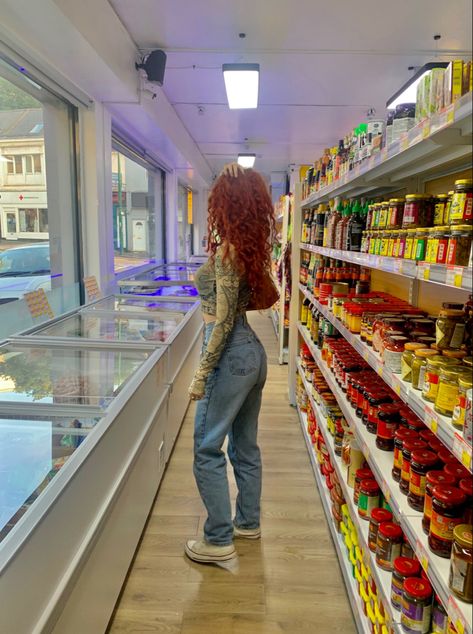 #outfit #redhair #girl #curlyhair #levis Redhair Outfit, Curly Red Head Aesthetic, Long Curly Red Hair Aesthetic, Red Hair, Curly Hair Styles