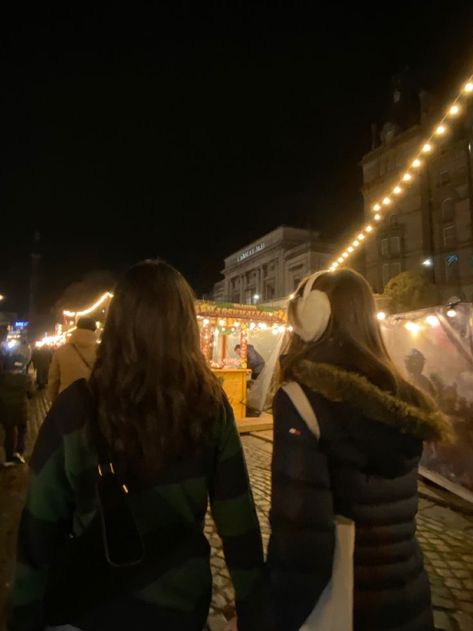 Sapphic Christmas Aesthetic, New York Christmas Market, Christmas Break Aesthetic, Wlw Christmas Aesthetic, Christmas Market Photo Ideas, Xmas Market Outfit, Sapphic Christmas, Christmas Market Outfits, Christmas Aesthetic Photoshoot