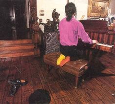 I'm in love with this picture, you can tell that he's in his home, casual with different colors socks, the hat on the floor, being him playing piano, I love it Michael Jackson Photos, Harry Benson, Neverland Ranch, Michael Jackson Neverland, Michael Jackson Funny, Hee Man, Apple Head, Photos Of Michael Jackson, Michael Jackson Smile