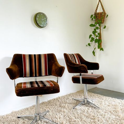 Perfectly vintage brown velour swivel chairs by Ultra. 🤎🧡🤎 Hey Jude, Vintage Dining Chairs, Swivel Chairs, Desk Chairs, Swivel Chair, Small Furniture, Vintage Brown, Chrome Finish, Vintage Furniture