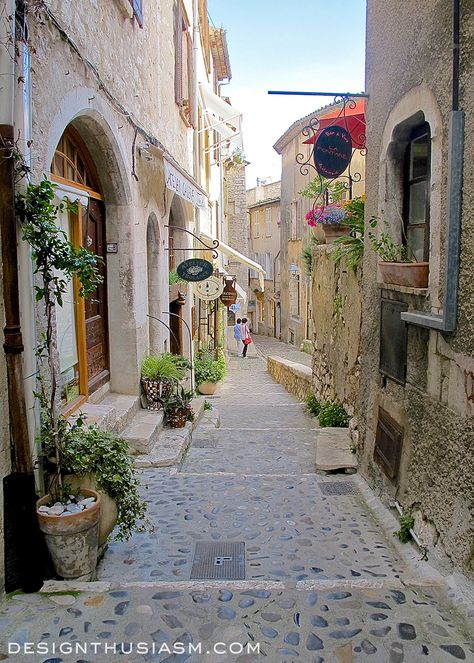 Saint-Paul-de-Vence - The Prettiest Hilltop Village in France - Designthusiasm.com Vence France, Medieval Towns, Stone Buildings, Art Museums, Beaux Villages, Late Afternoon, Provence France, French Countryside, The South Of France