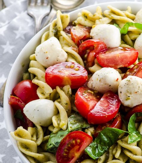 [Caprese Pasta Salad](http://mayihavethatrecipe.com/high-protein-caprese-pasta-salad/) from [May I Have That Recipe](http://mayihavethatrecipe.com/) Salad High Protein, Salad Protein, No Heat Lunch, High Protein Lunch Ideas, Easy School Lunches, Caprese Pasta Salad, Caprese Pasta, Protein Lunch, Protein Pasta