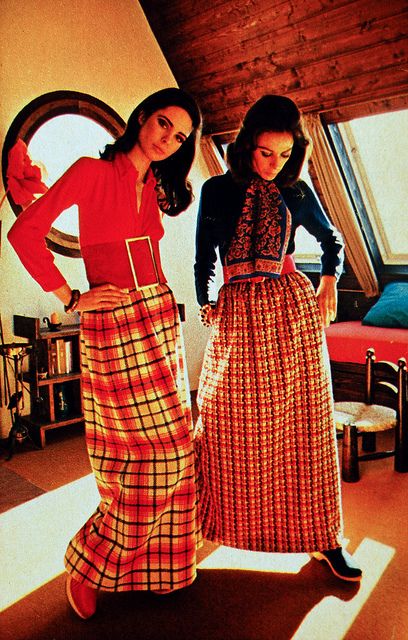 maxi skirts circa 1969! my grandma said they were in style around that time... 1960s Couture, 1969 Fashion, Fashion 60s, Colourful Fashion, Clogs Outfit, Moda Hippie, Hostess Dresses, Swinging 60s, 1960's Fashion