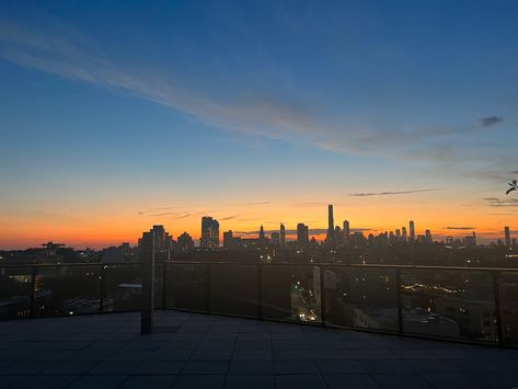 Manhattan skyline from Brooklyn rooftop Brooklyn Rooftop, Brooklyn Night, Nyc Skyline, Manhattan Skyline, Rooftops, Apartment Living, Night Time, Manhattan, Brooklyn