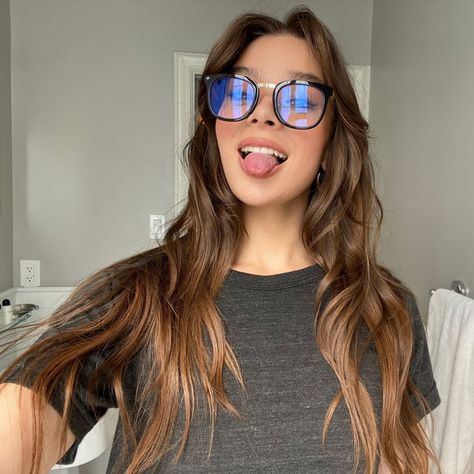 Hailee Steinfeld Glasses, Hailee Steinfeld Hair, Hailee Steinfeld Outfits, Haliee Steinfeld, Hailee Steinfeld Style, Kate Bishop, Girl Celebrities, Marvel Women, Hailee Steinfeld