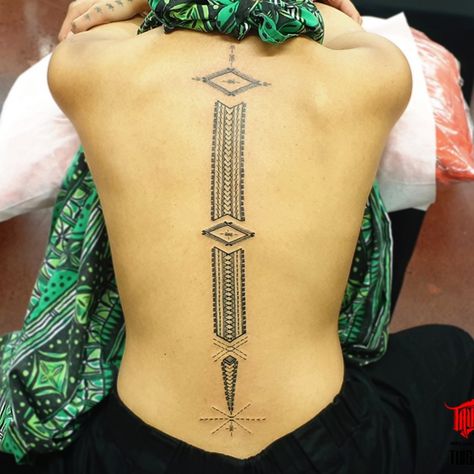 samoan tribal tattoo on spine woman Samoan Arm Tattoo, Feminine Spine Tattoos, Tattoo Designs Female, Samoan Tattoo Designs, Flower Spine Tattoo, Spine Tattoo Quotes, Samoan Women, Tatau Tattoo, Flower Spine Tattoos